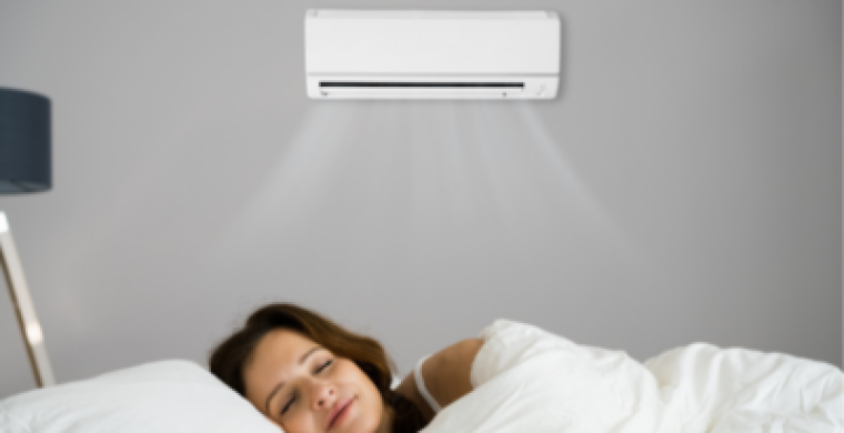 Um dormitório com ar-condicionado precisa de renovação de ar?